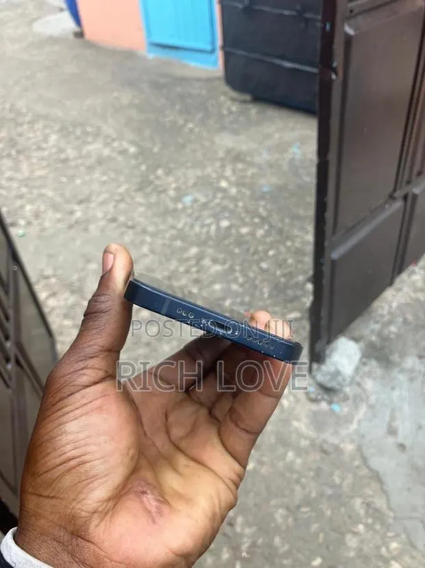 Apple iPhone 12 128 GB · Photo 1