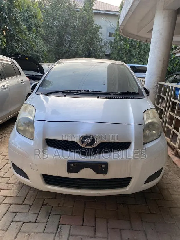 Toyota Vitz 2010 White · Photo 1