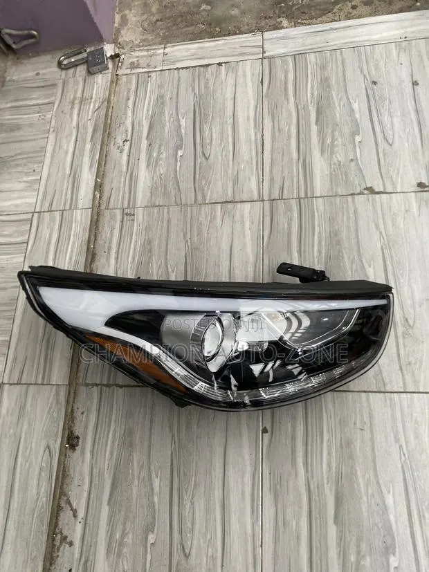 Hyundai Tucson Ix35 2010-2011-2012-2013-2014-2015 Headlight Original · Photo 1