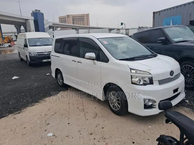 Toyota Voxy 2011 White · Photo 1