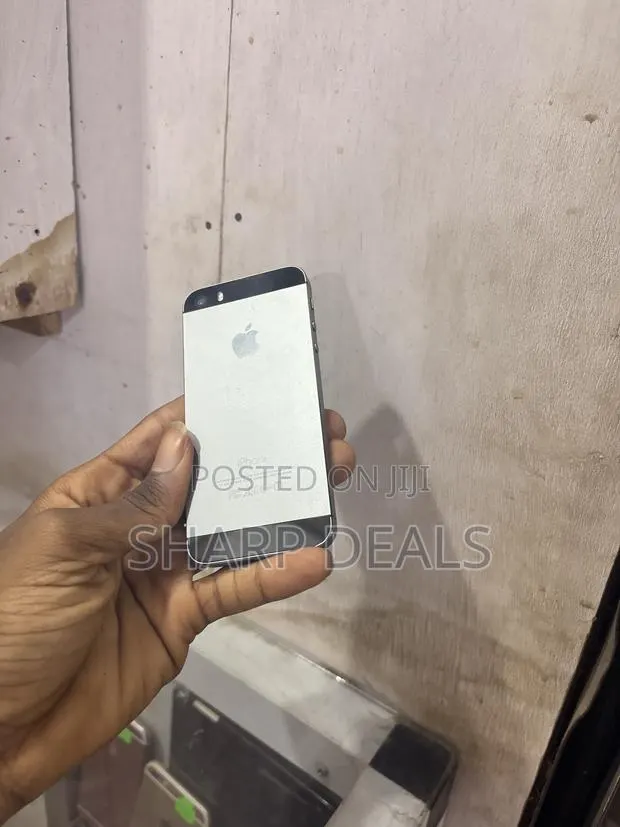 Apple iPhone 5s 32 GB Silver · Photo 1