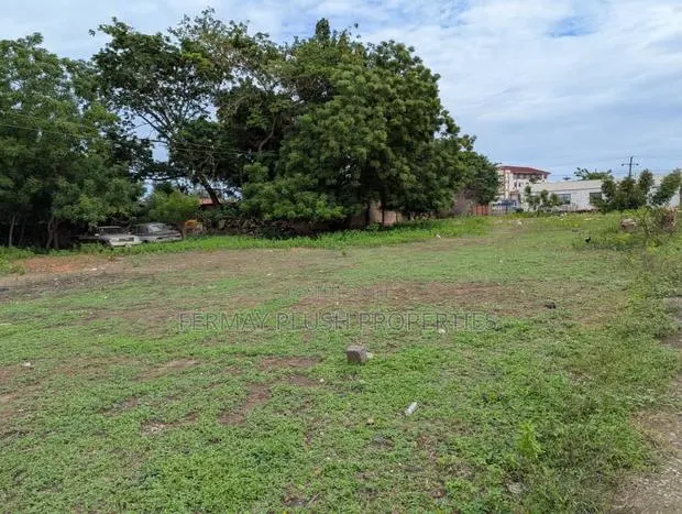 Land for Sale at Lake Side in a Develop Community · Photo 1