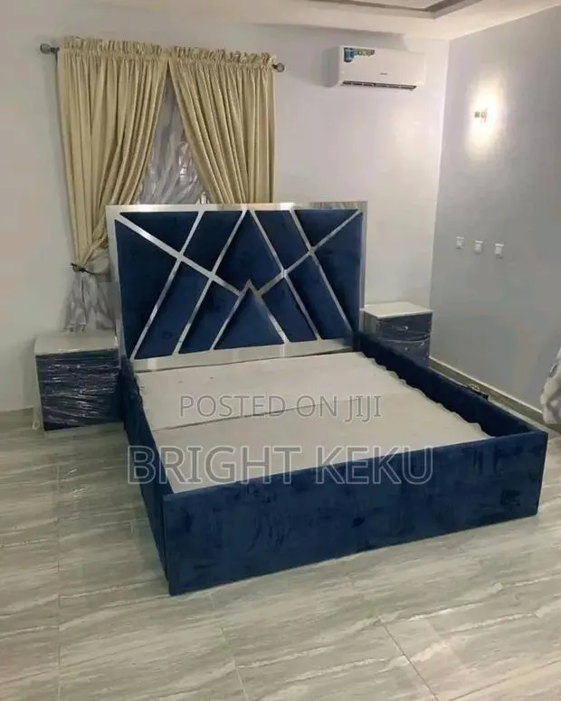 Queen Size With Side Drawers · Photo 1