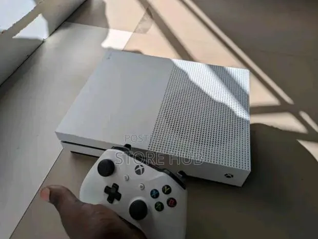 Xbox One S With One Pad · Photo 1