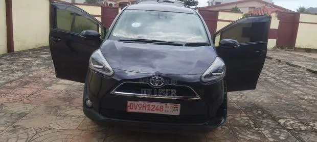 Toyota Sienta 1.5 FWD (6-seater) 2017 Purple · Photo 1