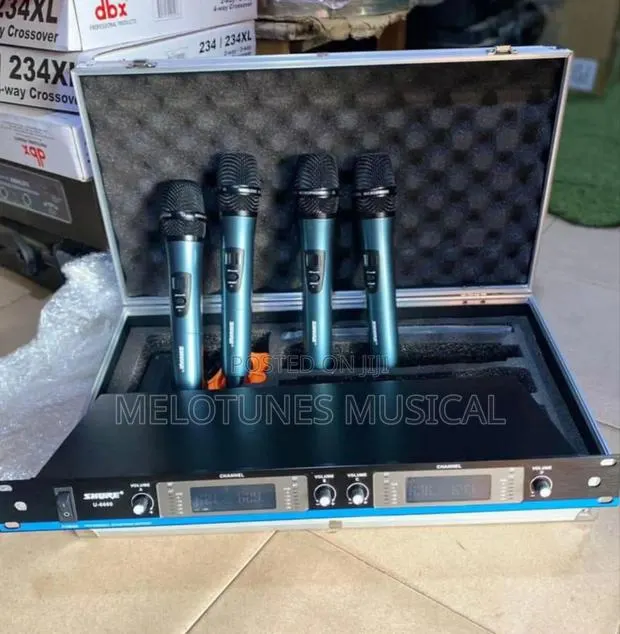 Shure U-4400 Wireless Professional 4in1 Microphone · Photo 1