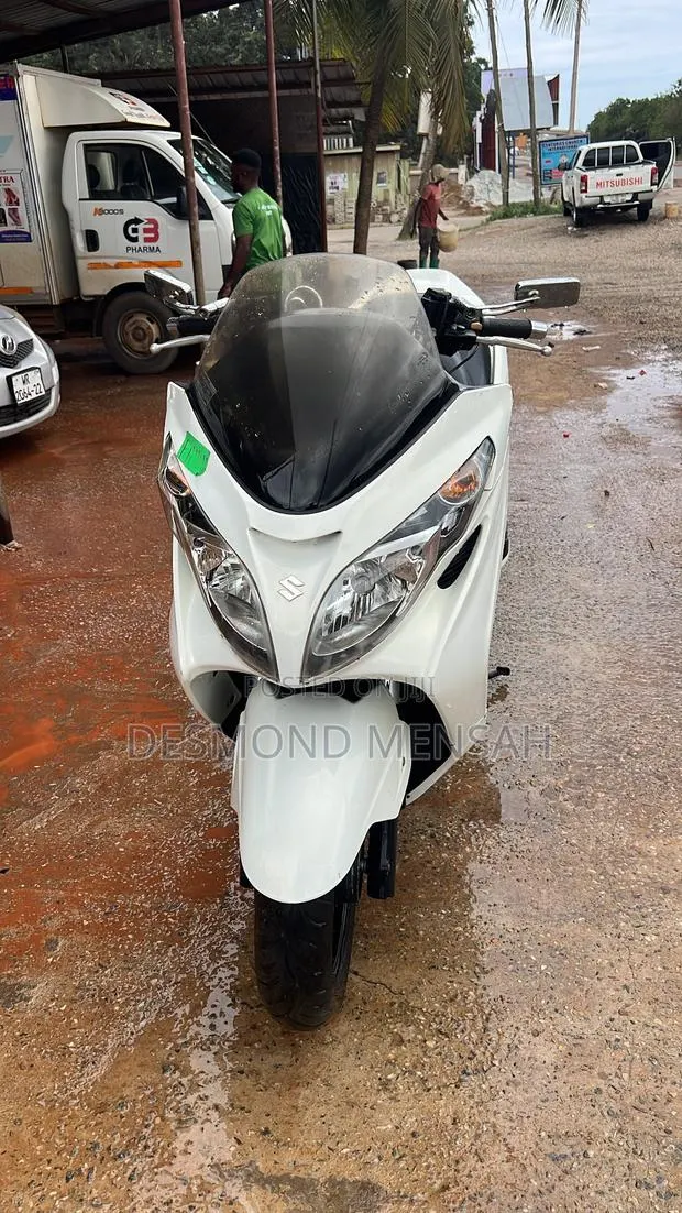 Suzuki Burgman 2011 White · Photo 1