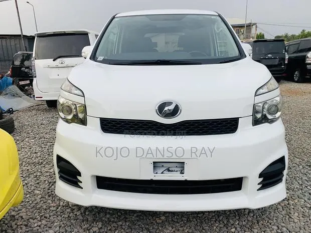 Toyota Voxy 2010 White · Photo 1