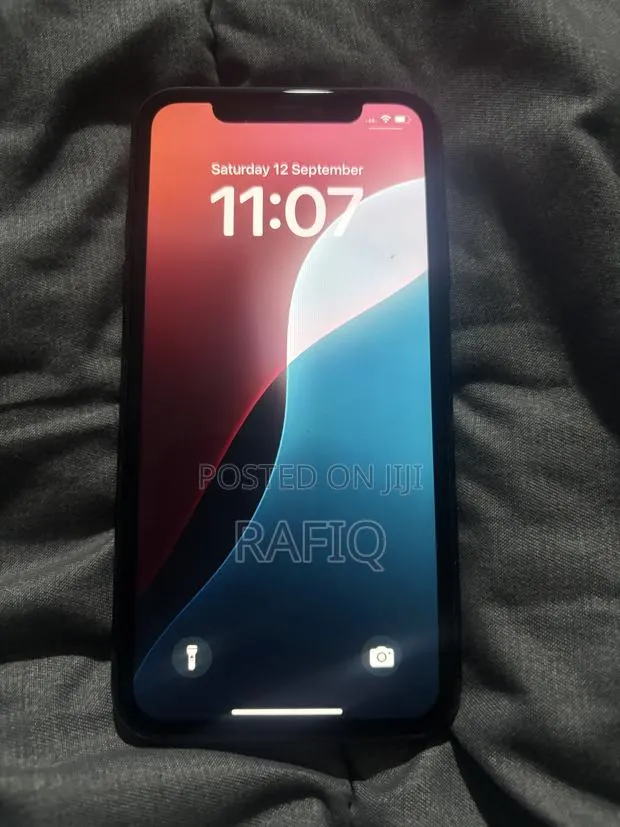 Apple iPhone 11 64 GB Black · Photo 1