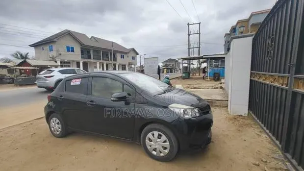Toyota Vitz 2015 Black · Photo 1