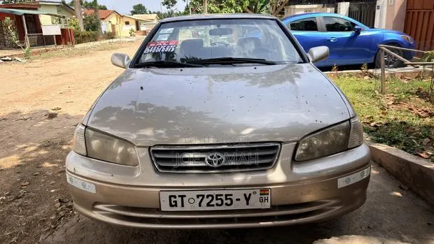 Toyota Camry LE 4dr Sedan (2.2L 4cyl 4A) 2000 Beige · Photo 1