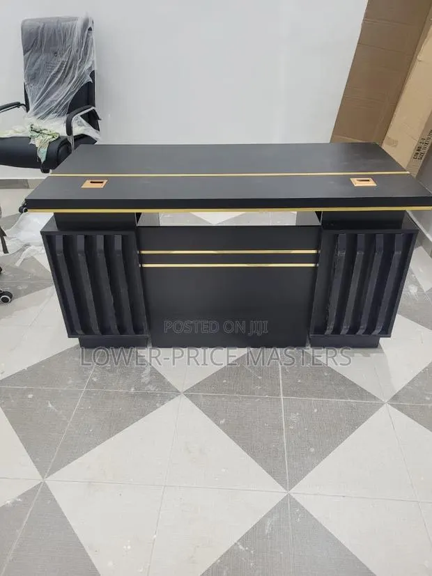 Modern Office Desk · Photo 1