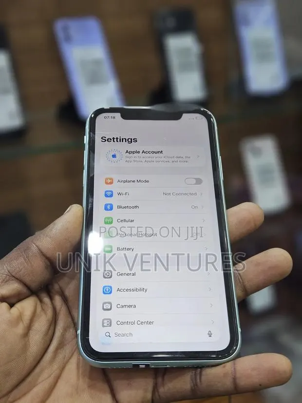 New Apple iPhone 11 128 GB Green · Photo 1