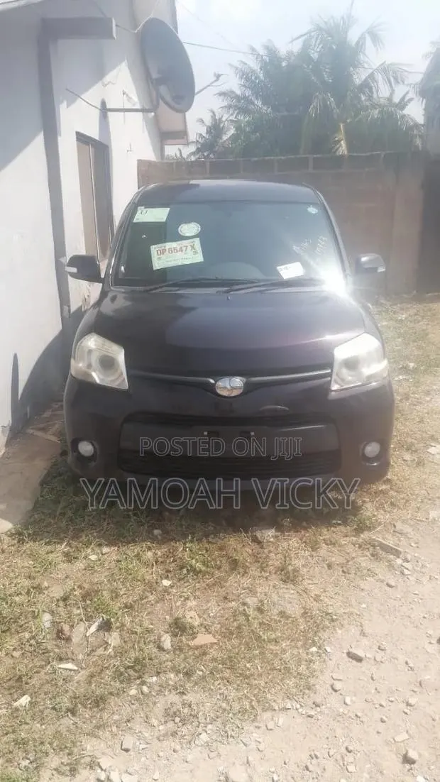 Toyota Sienta 2015 Purple · Photo 1
