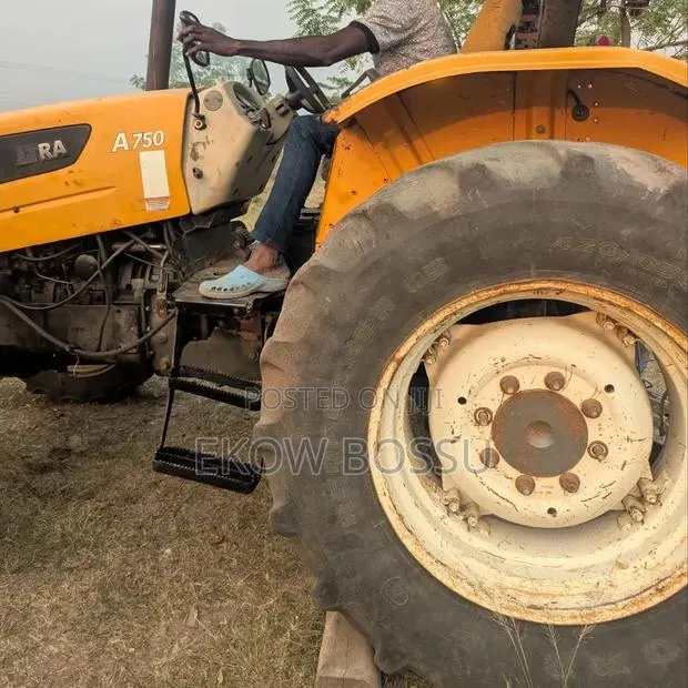 Valtra A75 Tractor · Photo 2