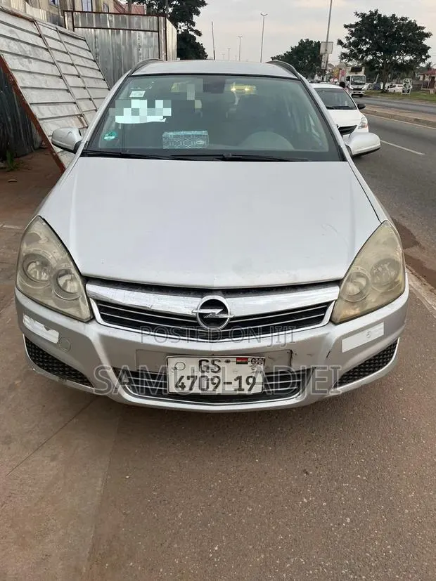Opel Astra 2009 Silver · Photo 1
