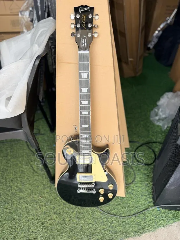 Black Gibson Les Paul Standard Electric Guitar. · Photo 1