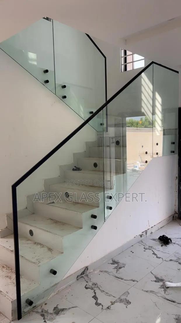 Staircase Frameless · Photo 1