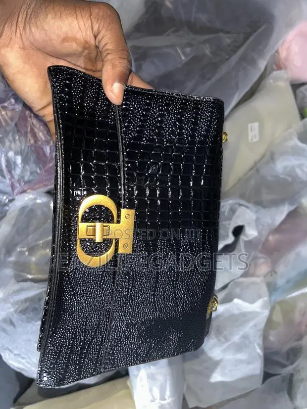 Croc-Embossed Crosdbody Bag · Photo 3