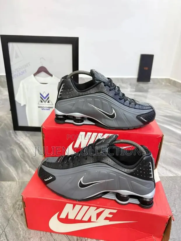 Nike Air Shox Ash Black and Silver · Photo 1