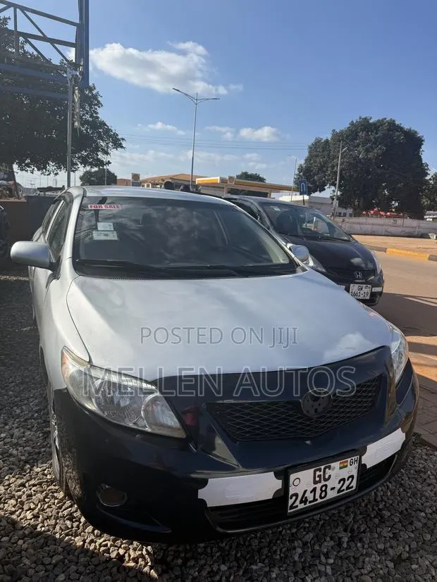 Toyota Corolla LE 4dr Sedan (1.8L 4cyl 4A) 2010 Silver · Photo 1