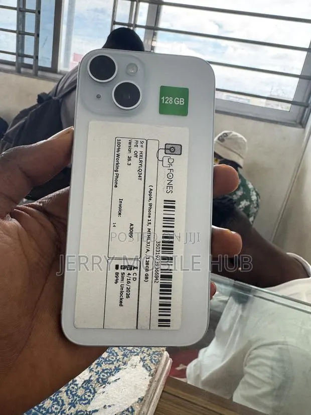 Apple iPhone 15 128 GB White · Photo 1