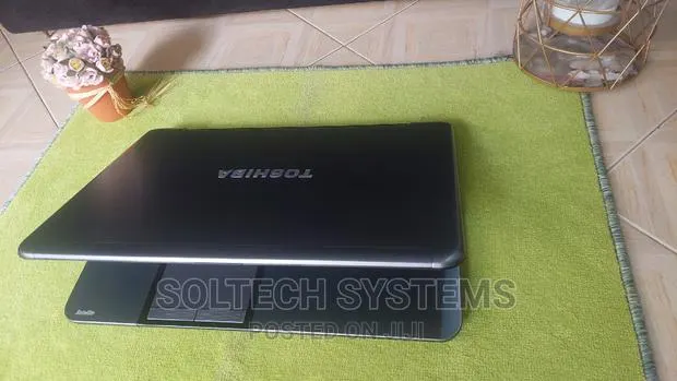 Laptop Toshiba Satellite S870 8GB Intel Core i7 HDD 1T · Photo 1