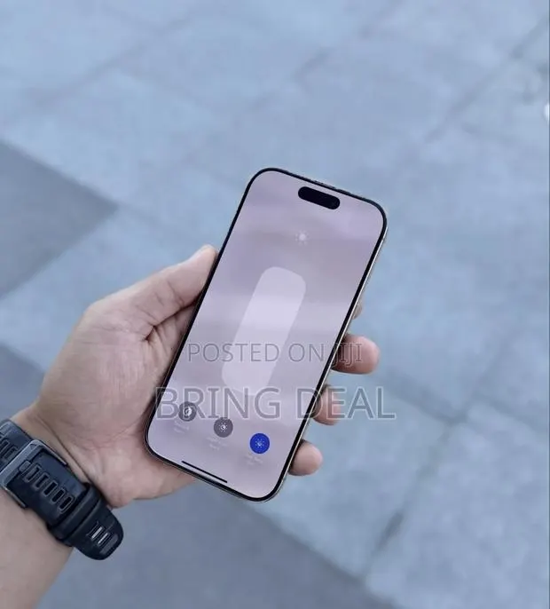 Apple iPhone 16 Pro Max 256 GB Gold · Photo 1