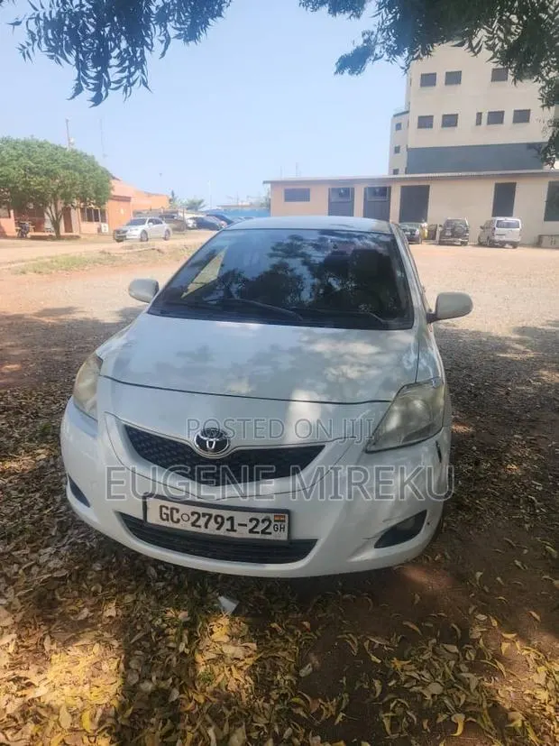 Toyota Belta 2012 White · Photo 1