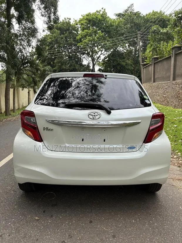 Toyota Vitz 1.3 AWD 5dr 2015 White · Photo 1