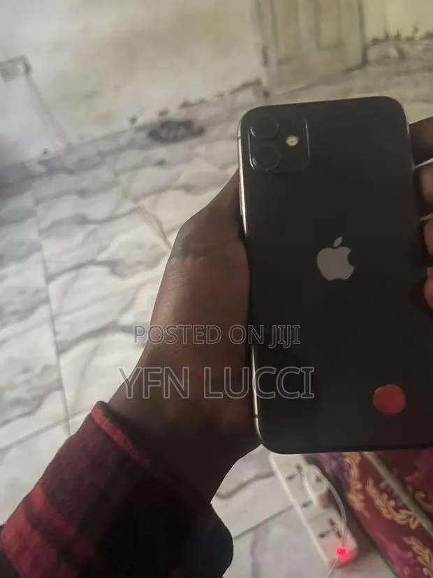 Apple iPhone 11 64 GB Black · Photo 1