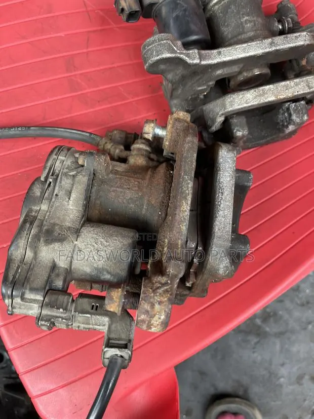 Mitsubishi Outlander 2017/2020 Back Electronic Caliper · Photo 1