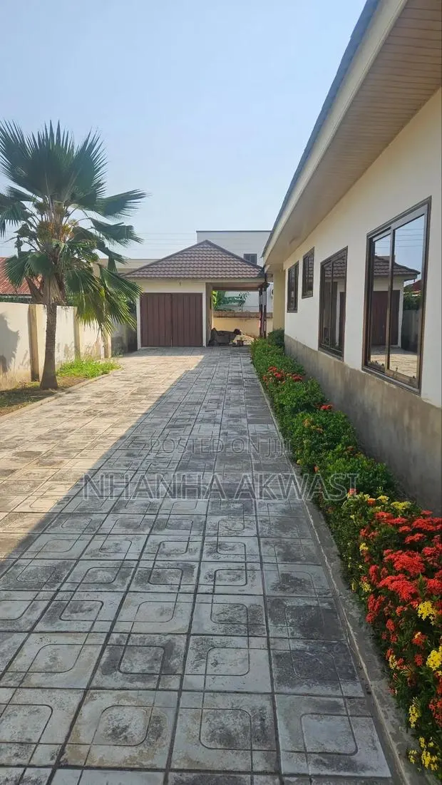 8bdrm House in Community10, Tema Metropolitan for rent · Photo 1