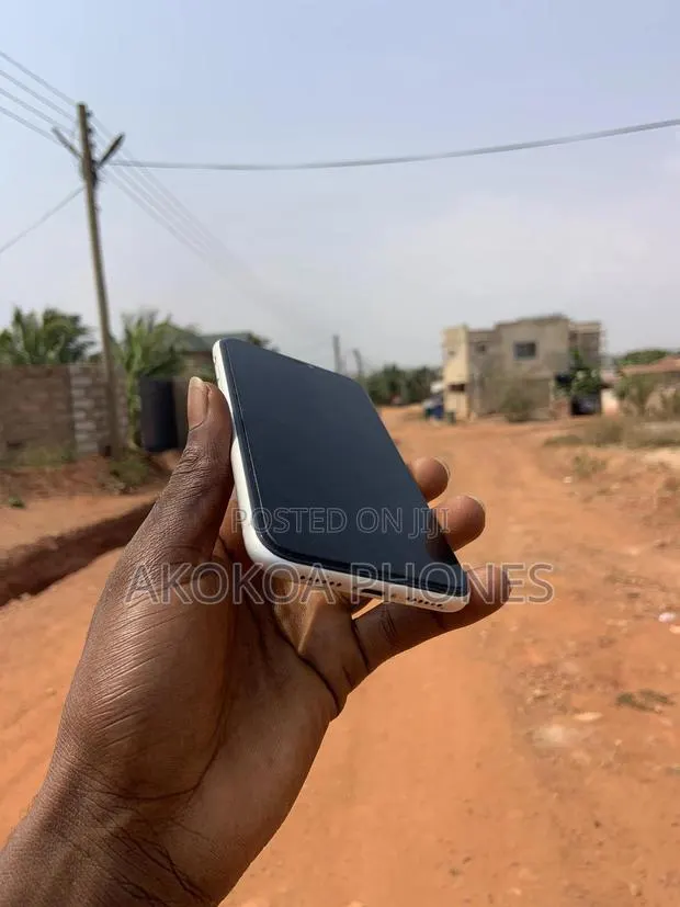 Apple iPhone XR 128 GB White · Photo 1