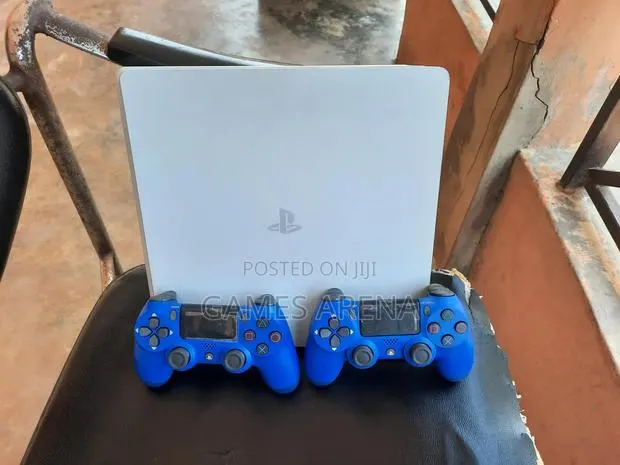 White PS4 Slim + 8 Offline Games + 2 Controllers · Photo 1