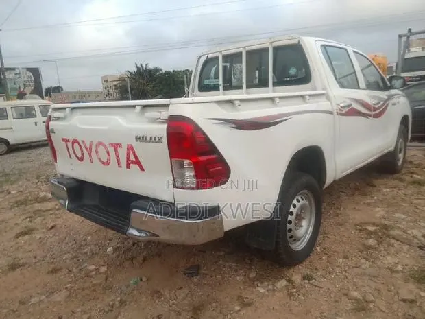 Toyota Hilux Revo Double Cab Petrol 2.7 AWD 2016 White · Photo 1