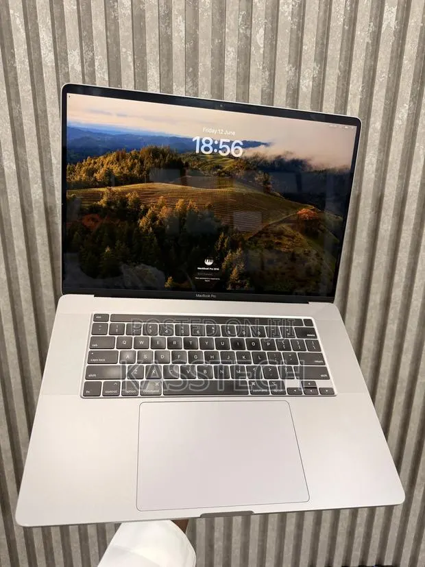 Laptop Apple MacBook Pro 2019 16GB Intel Core i9 SSD 1T · Photo 1
