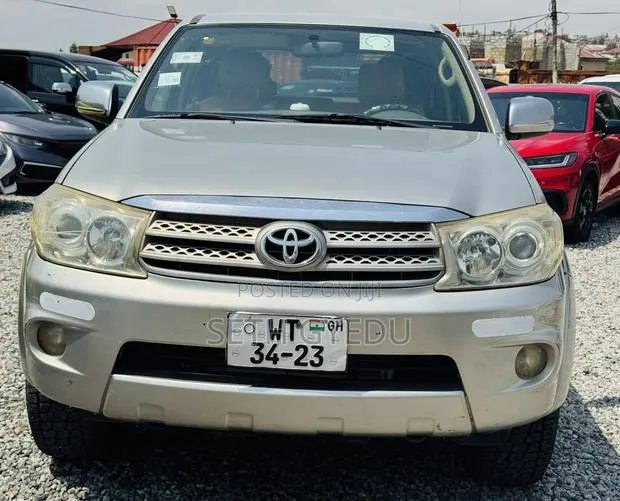 Toyota Fortuner 2008 Silver · Photo 1