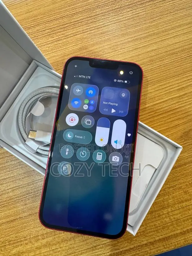 Apple iPhone 13 128 GB Red · Photo 1