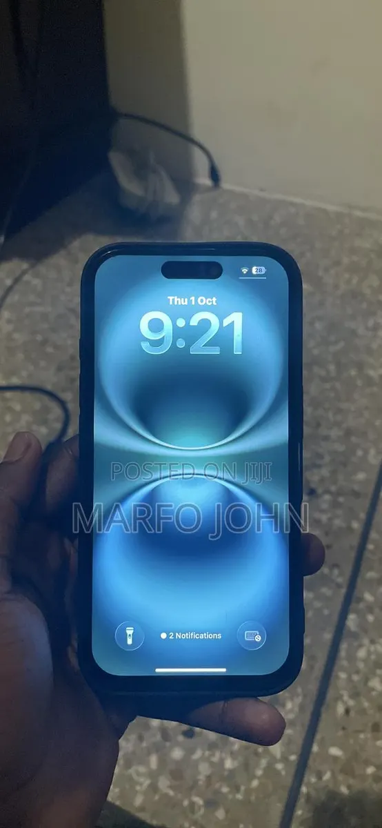 Apple iPhone 16 128 GB Green · Photo 1