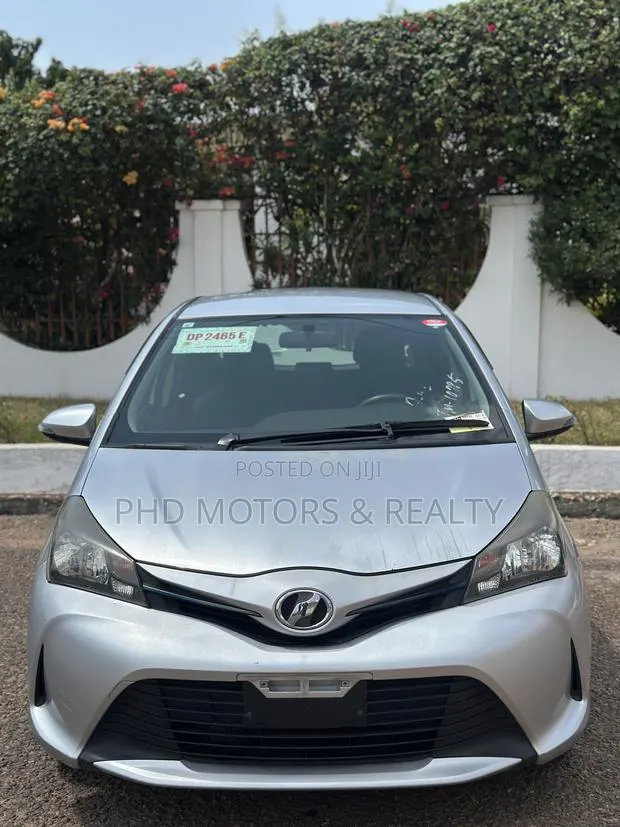 Toyota Vitz 1.3 FWD 3dr 2015 Silver · Photo 1