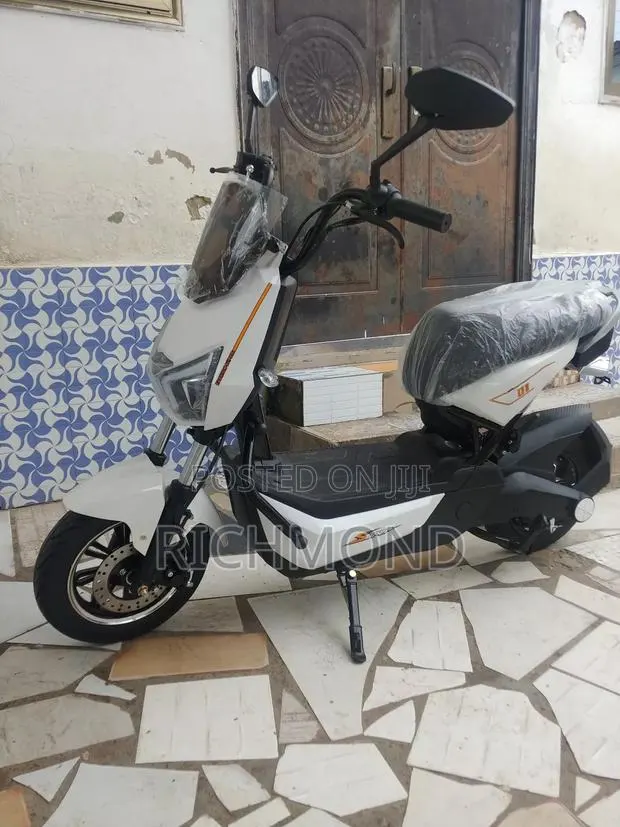 Motorcycle 2026 White · Photo 4