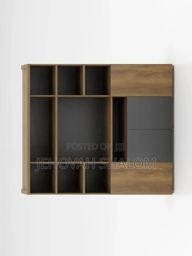 Wardrobe And Table · Photo 1