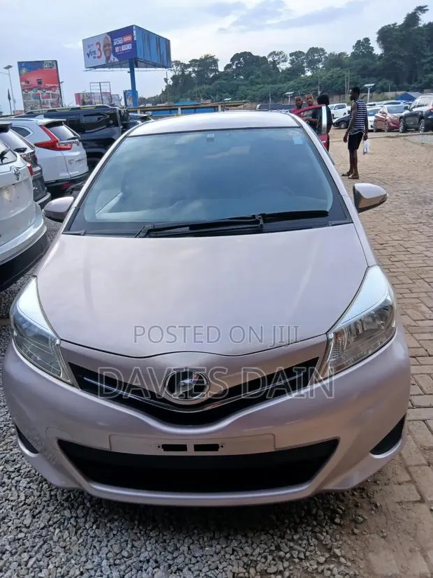 Toyota Vitz 2013 Gray · Photo 1