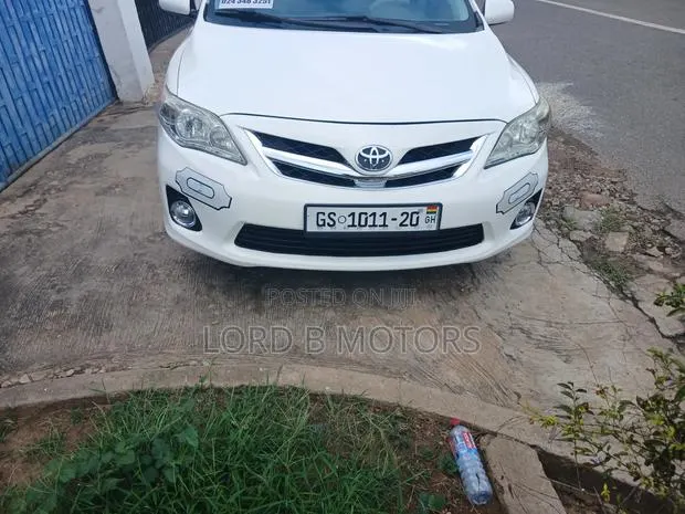 Toyota Corolla L 4dr Sedan (1.8L 4cyl 5M) 2013 White · Photo 1