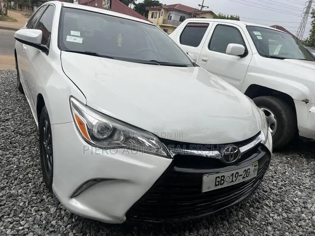 Toyota Camry 2017 White · Photo 1