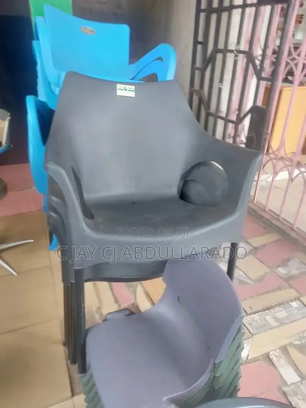 Plastic Matel Chairs · Photo 1