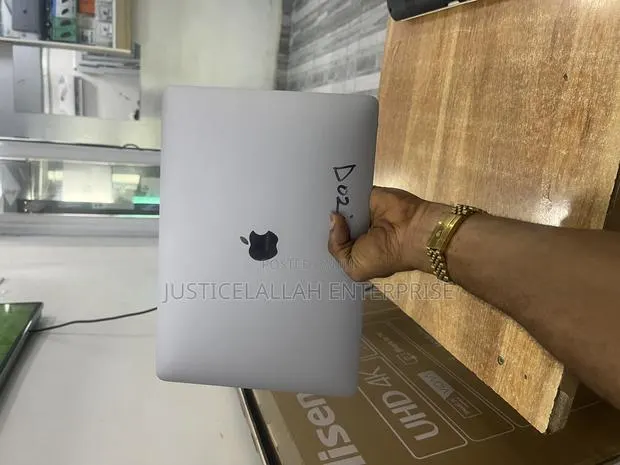 Laptop Apple MacBook Pro 2019 8GB Intel Core i5 SSD 256GB · Photo 1