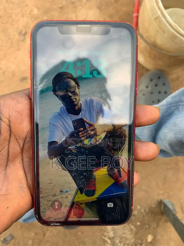 Apple iPhone XR 64 GB Red · Photo 1