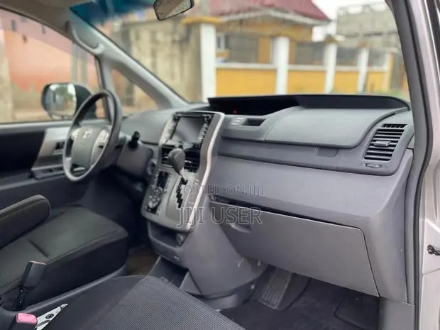 Toyota Voxy 2010 Silver · Photo 1